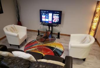 Cozy 2 bedroom guest suite, 10mins to Airport has Balcony rooms