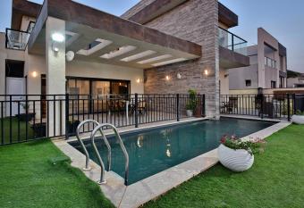 Villa Victoria Kalanit allows 18 year olds to book a room