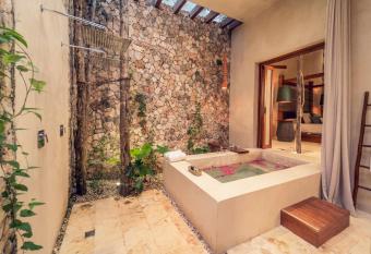 Oriundo Luxury Nature Villas has rooms with a private hot tub