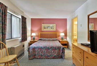 Deluxe Two Bedroom Suite on the 1st floor outdoor heated pool 10708 allows 18 year olds to book a room