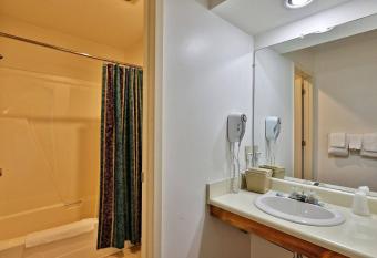 Cedarbrook Deluxe Two Bedroom Suite with outdoor heated pool 20304 allows 18 year olds to book a room