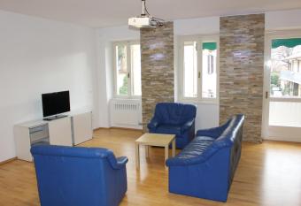 Delizioso appartamento in centro allows 18 year olds to book a room