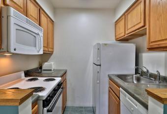 Cedarbrook Deluxe One bedroom Queen Suite with outdoor heated pool 209 allows 18 year olds to book a room