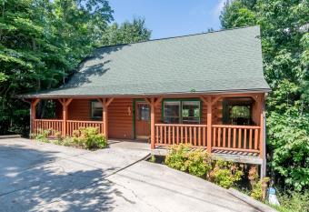 Quaint Comfy Private Retreat W Pool Table Indoor Jacuzzi Gazebo has Balcony rooms