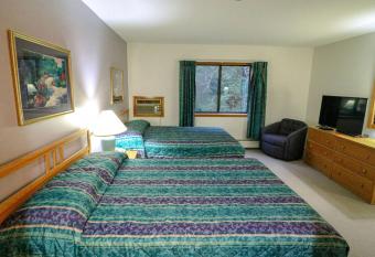 Cedarbrook Two Double bed Hotel Room with outdoor heated pool 216 allows 18 year olds to book a room
