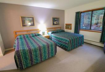 Cedarbrook Deluxe one bedroom suite located on 2nd floor with outdoor heated pool 21820 allows 18 year olds to book a room