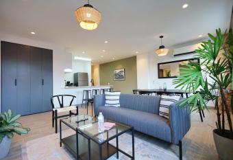 Beautiful 2BR in Casco Vijeo allows 18 year olds to book a room