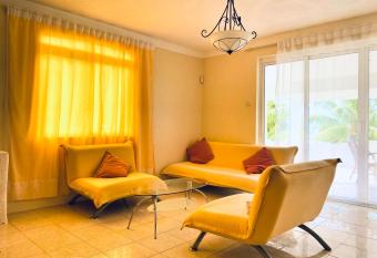 El Paraiso has Balcony rooms