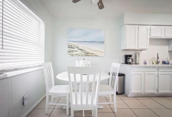 MySunsetView 4 Unit 4 2bed 1bath Pool 3min to Beach has Balcony rooms