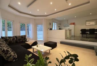 Villa Apricot - Stilvolles gro  es Haus mit k  hlem Garagenparkplatz has Balcony rooms