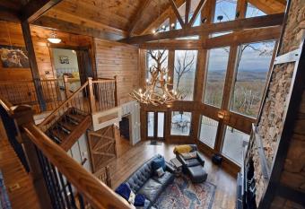 Upscale Mountain Retreat- Wow! What a view! has Balcony rooms