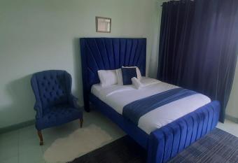 Lovely 3bedroom unit with Wi-Fi and free parking. has Balcony rooms