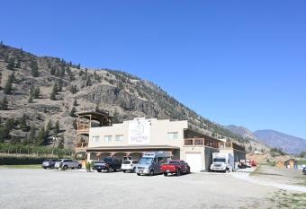 Tree To Me Inn has Balcony rooms