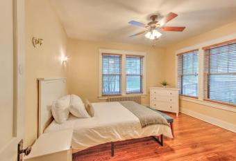 Timeless 1927 Craftsman has Balcony rooms