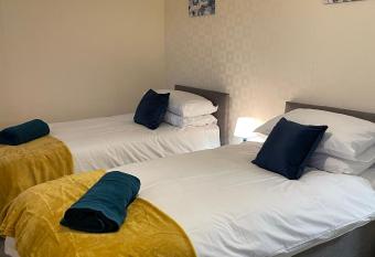 Hospital Way - Spacious 3 Bed House allows 18 year olds to book a room