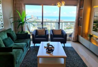 Lujoso apartamento, vista al mar, 2 hab. allows 18 year olds to book a room