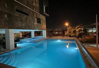 A unos pasos del malec  n! Roof con vista al Mar! has Balcony rooms