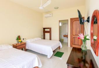 Hotel las flores has Balcony rooms