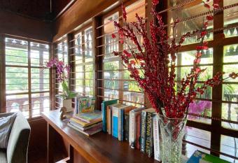 rumah kayu sulawesi antique has Balcony rooms