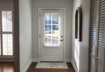 Modern & Comfortable Newly Updated Suburban Ranch has Balcony rooms