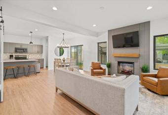 4BD/3.5BA Modern Farmhouse - Blocks To Downtown CF! has Balcony rooms