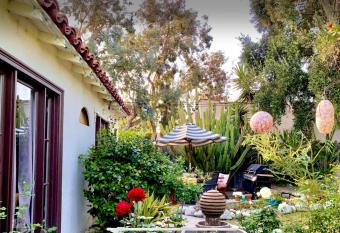 Romantic cottage with amazing garden has Balcony rooms