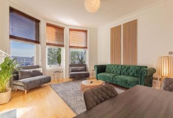 Victorian Work and Travel Apartment close to Brighton Station has Balcony rooms