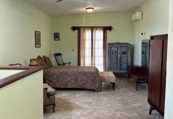 Cheerful 1- bedroom townhouse in Ciudad Acu  a allows 18 year olds to book a room