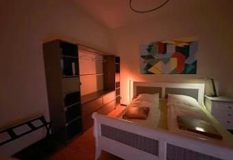 IGO Apartment 2 Schlafenzimmer mit Waschmaschine Trockner Haustier willkommen Rheinufer 5min Netflix Disney plus 17-6 allows 18 year olds to book a room