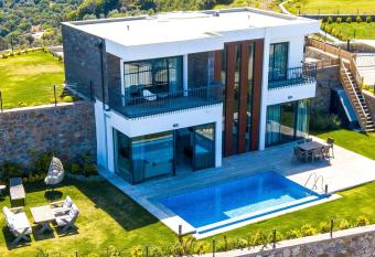 3 Bedroom Villa with Great View Close to Yalikavak Marina has Balcony rooms