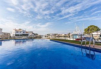 Piso de 2 habitaciones, 3 piscinas y cerca del mar allows 18 year olds to book a room