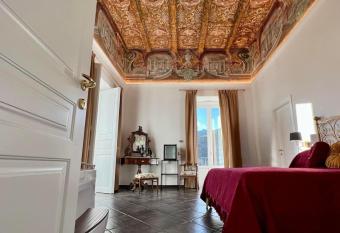 Palazzo Della Guardia has rooms with a private hot tub