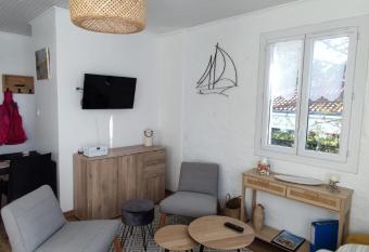 Spacious quiet nest with garden near the sea has Balcony rooms