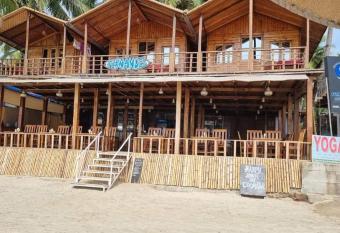 Fernandes Bar and Restaurant has Balcony rooms