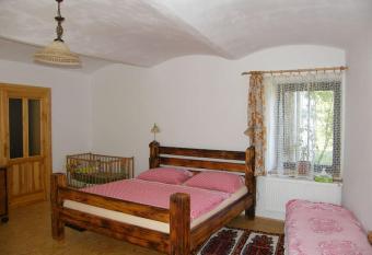 Bezbari  rov   ubytov  n   na statku has Balcony rooms