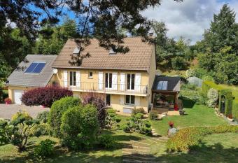 Agr  able G  te au sein d une propri  t   arbor  e allows 18 year olds to book a room