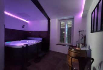 #FER R  VER 63# Jacuzzi #Salle de Sport en suppl  ment et sur demande#Musculation has rooms with a private hot tub