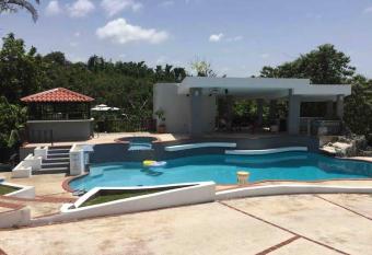 Tropical Paradise w/ 7 bedrooms and 6 baths has Balcony rooms