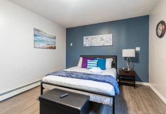 Newly Modernized Studio Apt - PRIME Walk Score allows 18 year olds to book a room