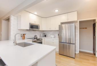 Stylish 3 Bedroom Home in West Des Moines has Balcony rooms