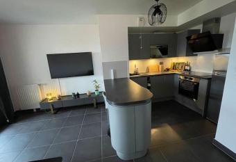 Superbe appart avec vue panoramique sur La D  fense has Balcony rooms