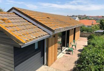 Le cabanon du cap has Balcony rooms
