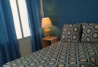 Casa de hu  spedes v  a lactea allows 18 year olds to book a room