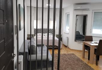 Apartman Centar 3 allows 18 year olds to book a room