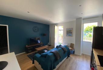 Charmant T2 avec ext  rieur Villa Deganne allows 18 year olds to book a room