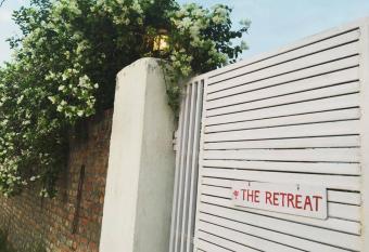 The Retreat by Walias Pet-Friendly Farm Pool Tennis 5BR GGN has Balcony rooms