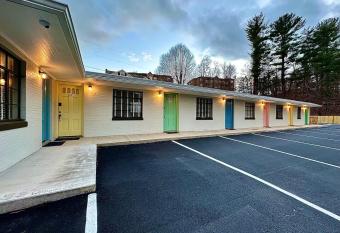 Blue Ridge Tourist Court has Balcony rooms