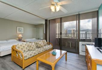 Royal Kuhio 1602 - Spacious Studio with Stunning Mountain Views in the Heart of Waikiki! allows 18 year olds to book a room