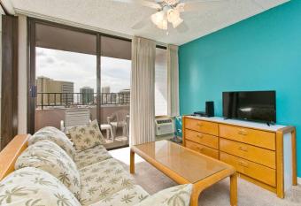 Royal Kuhio 1713 - Spacious Studio with Stunning City Views in the Heart of Waikiki! allows 18 year olds to book a room