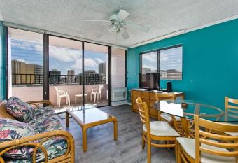 Royal Kuhio 1712 - Spacious Corner Unit with Stunning Ocean City Views in the Heart of Waikiki! allows 18 year olds to book a room